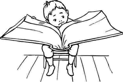 ぶ厚い本を読む少年